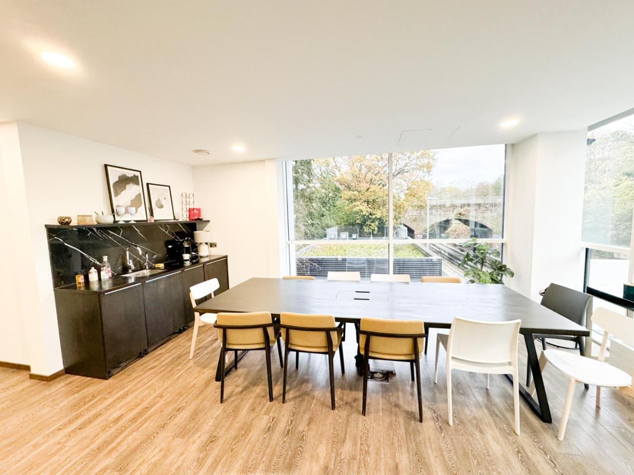 City Centre Apartment Close To Ascot & Legoland Sleep Upto 4 Guests - Parking On Request! แบล็กเนลล์ ภายนอก รูปภาพ