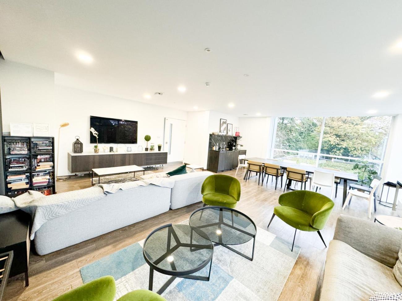 City Centre Apartment Close To Ascot & Legoland Sleep Upto 4 Guests - Parking On Request! แบล็กเนลล์ ภายนอก รูปภาพ